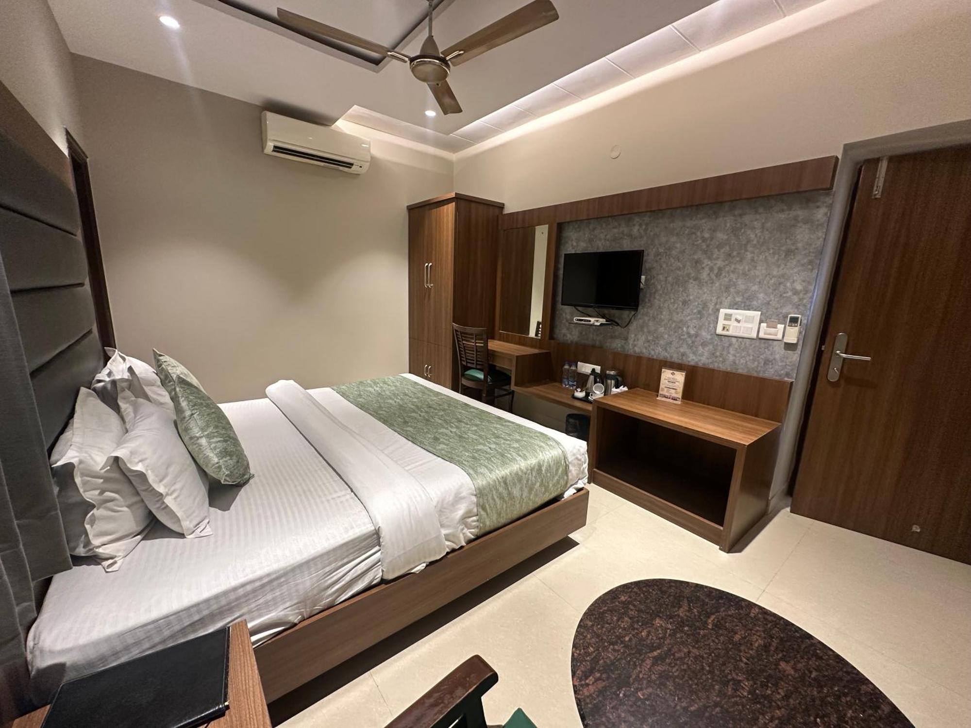 Hotel Amritsar International 2 Min Walk From Amritsar Bus Stand Dış mekan fotoğraf
